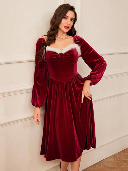 Women's vintage Christmas dress in red velvet with long sleeves and a square neckline, elegant and waist-defining.