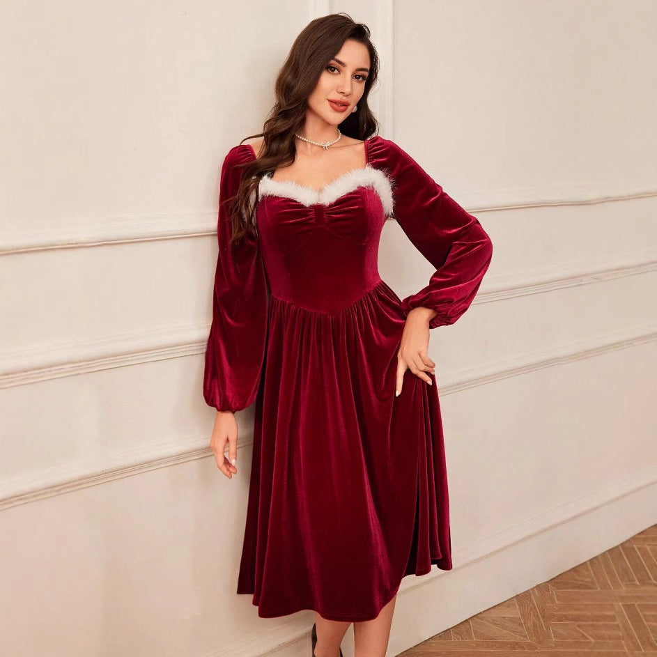 Women's vintage Christmas dress in red velvet with long sleeves and a square neckline, elegant and waist-defining.