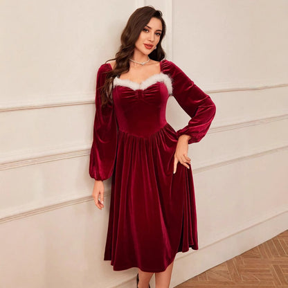 Women's vintage Christmas dress in red velvet with long sleeves and a square neckline, elegant and waist-defining.